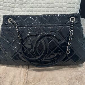 CHANEL Matelasse patent shoulder bag . Dark navy